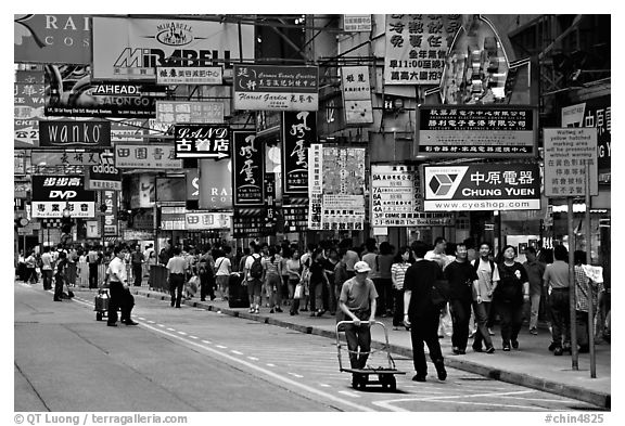 Busy sidewalk, Kowloon. Hong-Kong, China (black and white)