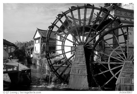 Big water wheel at the entrance of the Old Town. Lijiang, Yunnan, China (black and white)