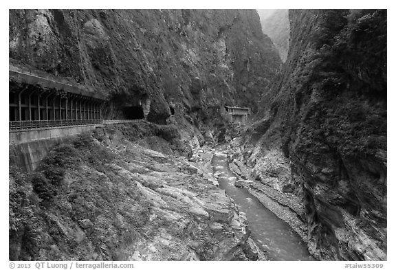 Gorge at Tunnel of Nine Turns, Taroko Gorge. Taroko National Park, Taiwan (black and white)