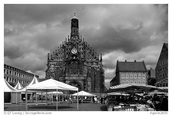 Liebfrauenkirche (church of Our Lady) and Hauptmarkt. Nurnberg, Bavaria, Germany (black and white)