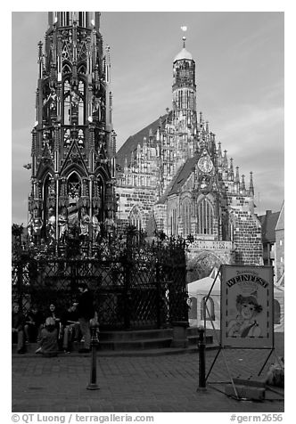 Schoner Brunnen (fountain) and Liebfrauenkirche (church of Our Lady) on Hauptmarkt. Nurnberg, Bavaria, Germany (black and white)