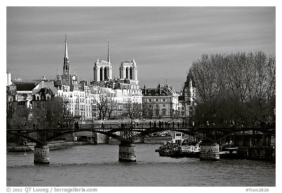 Pont des Arts and ile de la Cite, late afternoon. Paris, France (black and white)