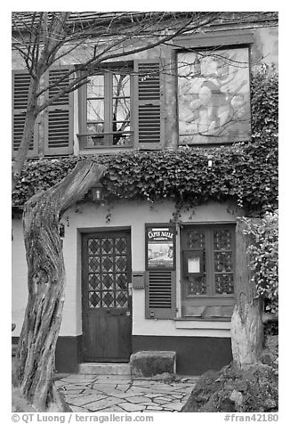 Lapin Agile cabaret facade, Montmartre. Paris, France (black and white)