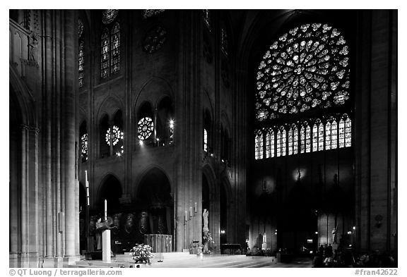 Crossing and south transept during mass. Paris, France (black and white)