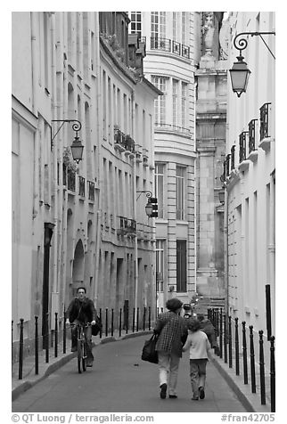 Narrow street. Paris, France (black and white)