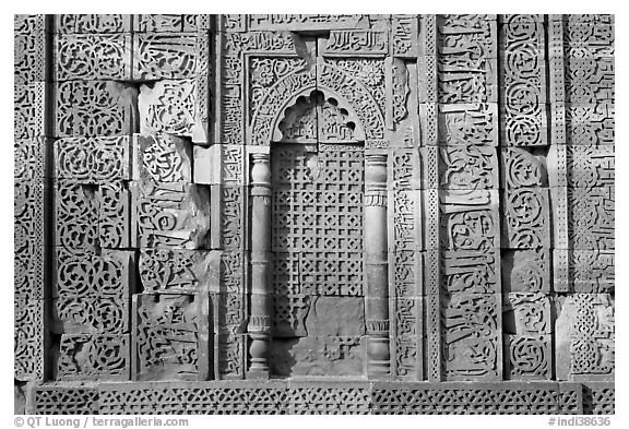 Wall decor, ruined Quwwat-ul-Islam mosque, Qutb complex. New Delhi, India (black and white)