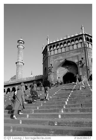 Stairs leading to Jama Masjid South Gate, and minaret. New Delhi, India (black and white)