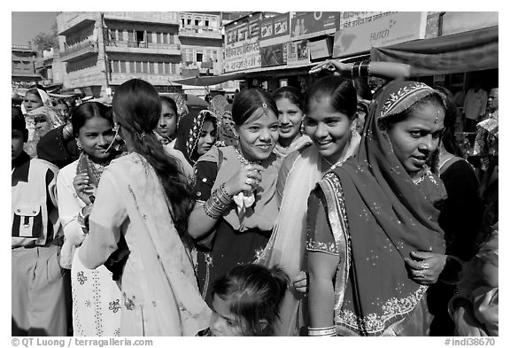Young women during a wedding procession. Jodhpur, Rajasthan, India (black and white)