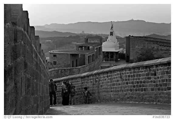 Family atop the walls of Mehrangarh Fort at sunset, Mehrangarh Fort. Jodhpur, Rajasthan, India (black and white)