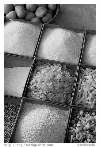 Grains and other foods,  Sardar market. Jodhpur, Rajasthan, India (black and white)