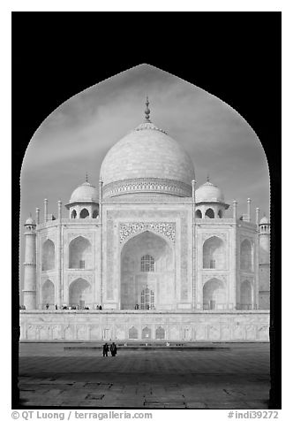 Taj Mahal framed by arch of Jawab. Agra, Uttar Pradesh, India (black and white)