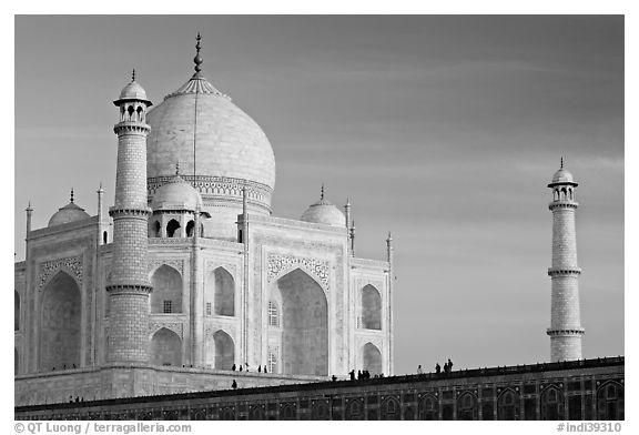 Taj Mahal and minarets, late afternoon. Agra, Uttar Pradesh, India (black and white)