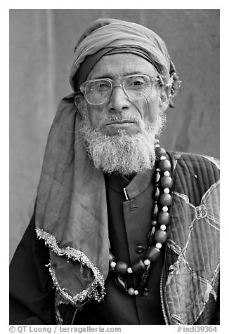 Elderly bespectacled man. Fatehpur Sikri, Uttar Pradesh, India (black and white)
