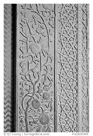 Intricate carvings on the Rumi Sultana building. Fatehpur Sikri, Uttar Pradesh, India (black and white)