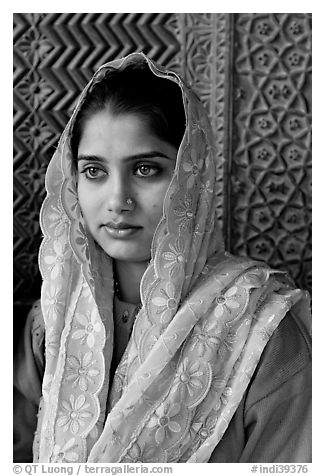 Young woman with embroided scarf, in front of Rumi Sultana wall. Fatehpur Sikri, Uttar Pradesh, India (black and white)