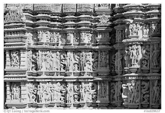 Sculptures on the outside of Kadariya-Mahadeva temple. Khajuraho, Madhya Pradesh, India (black and white)