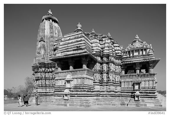 Devi Jagadamba temple with women walking. Khajuraho, Madhya Pradesh, India (black and white)