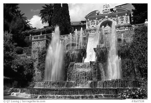 Large fountain, Villa d'Este gardens. Tivoli, Lazio, Italy (black and white)
