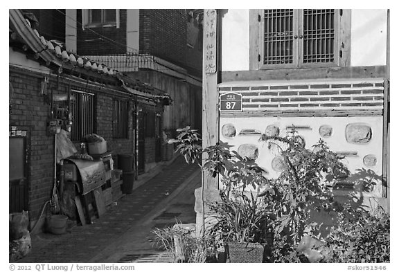 House and alley, Bukchon Hanok Village. Seoul, South Korea
