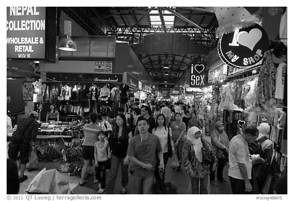 Bugis Flee market. Singapore (black and white)