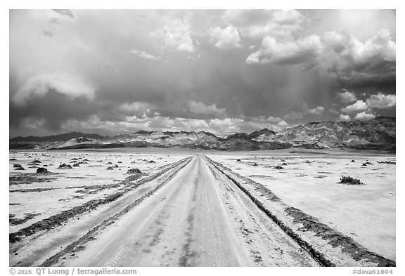 West Side Road. Death Valley National Park (black and white)