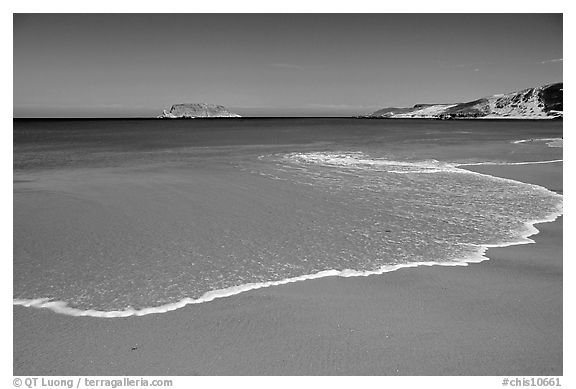 Beach, Cuyler Harbor, mid-day, San Miguel Island. Channel Islands National Park (black and white)