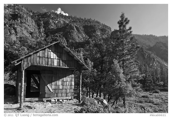 Knapps Cabin. Kings Canyon National Park (black and white)