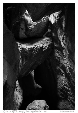 Huge jammed boulders, Lower Bear Gulch Cave. Pinnacles National Park (black and white)