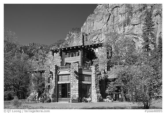 Ahwahnee lodge and cliffs. Yosemite National Park (black and white)