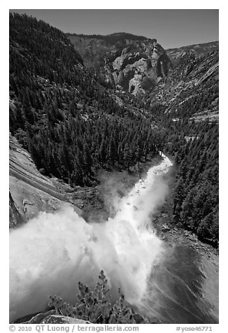 Nevada Falls from the brinks. Yosemite National Park (black and white)