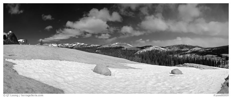 Tuolumne Meadows, neve and domes. Yosemite National Park (black and white)