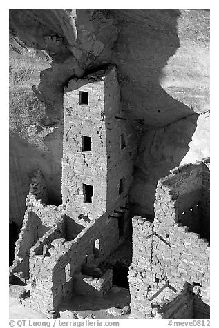 Square Tower house, tallest ruin in Mesa Verde, late afternoon. Mesa Verde National Park (black and white)