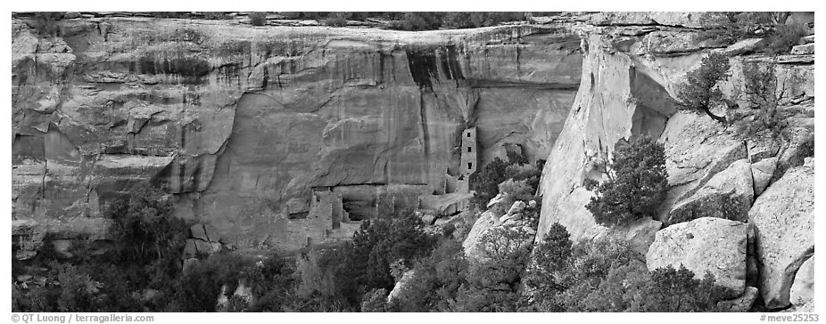 Cliffs and Ancestral pueblo ruin. Mesa Verde National Park (black and white)