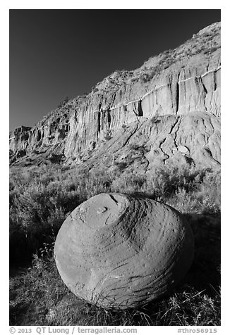 Large cannonball concretions and cliff. Theodore Roosevelt National Park, North Dakota, USA.