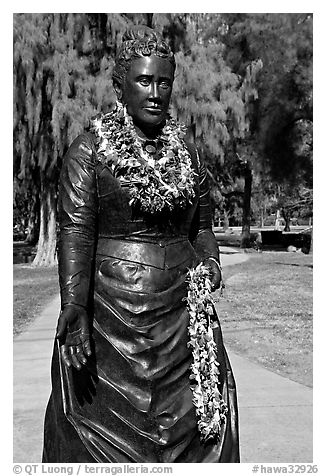 Statue of queen with fresh flower leis. Waikiki, Honolulu, Oahu island, Hawaii, USA