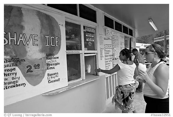 Women ordering shave ice, Waimanalo. Oahu island, Hawaii, USA (black and white)