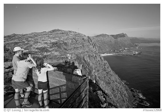 Family on the lookout on the summit of Makapuu head, early morning. Oahu island, Hawaii, USA (black and white)