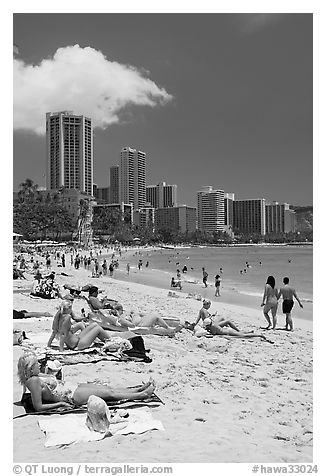 Waikiki Beach and skyline, mid-day. Waikiki, Honolulu, Oahu island, Hawaii, USA (black and white)