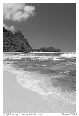 Tunnels (Makua) Beach and Bali Hai Peak. North shore, Kauai island, Hawaii, USA (black and white)