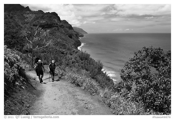 Hikers on Kalalau trail, Na Pali coast. Kauai island, Hawaii, USA (black and white)