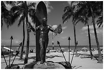 Duke Kahanamoku surfer statue and Waikiki Beach. Waikiki, Honolulu, Oahu island, Hawaii, USA ( black and white)