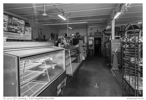 Sold out shelves, Komodo Bakery, Makawao. Maui, Hawaii, USA (black and white)