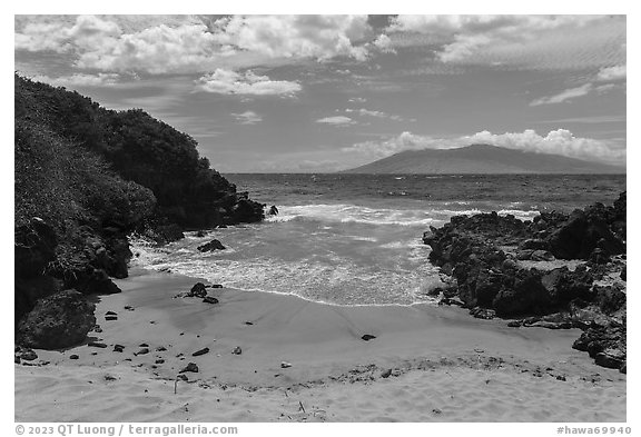 Cove, Poolenalena Beach. Maui, Hawaii, USA (black and white)