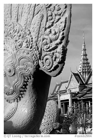 Statue and pagoda, Royal palace. Phnom Penh, Cambodia