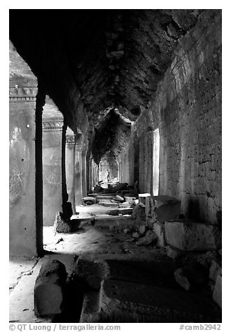 Corridor, Ta Prom. Angkor, Cambodia (black and white)