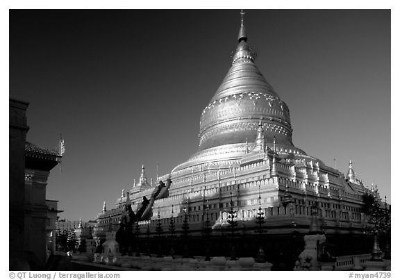 Shwezigon Paya. Bagan, Myanmar (black and white)