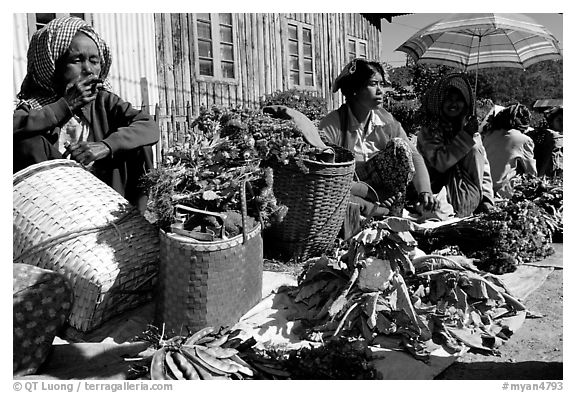 Vendors, Market in Kalaw. Shan state, Myanmar (black and white)