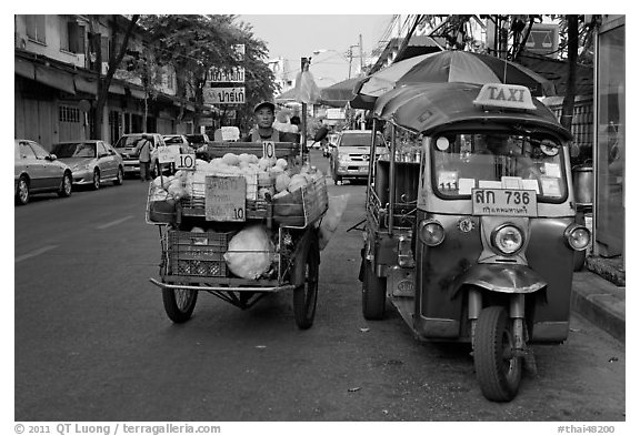 Foot vendor cart and tuk tuk. Bangkok, Thailand (black and white)