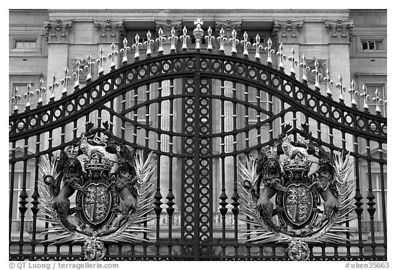 Entrance grids of Buckingham Palace with royalty emblems. London, England, United Kingdom (black and white)