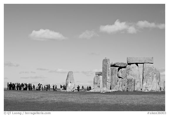 Large group of tourists looking at the standing stones, Stonehenge, Salisbury. England, United Kingdom (black and white)